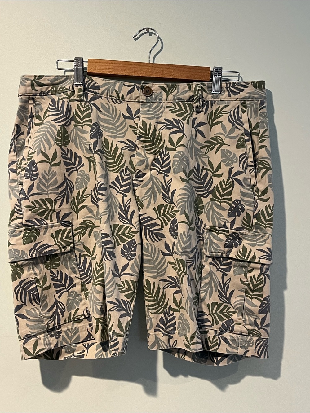 Tommy Bahama Men’s Tropical Leaf Print Cargo Shorts Blue Green Cotton, Size 35